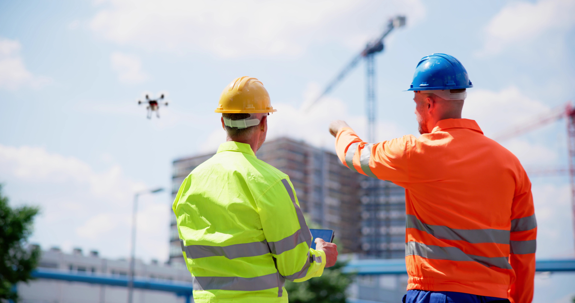 To arbeidere bruker drone på jobb