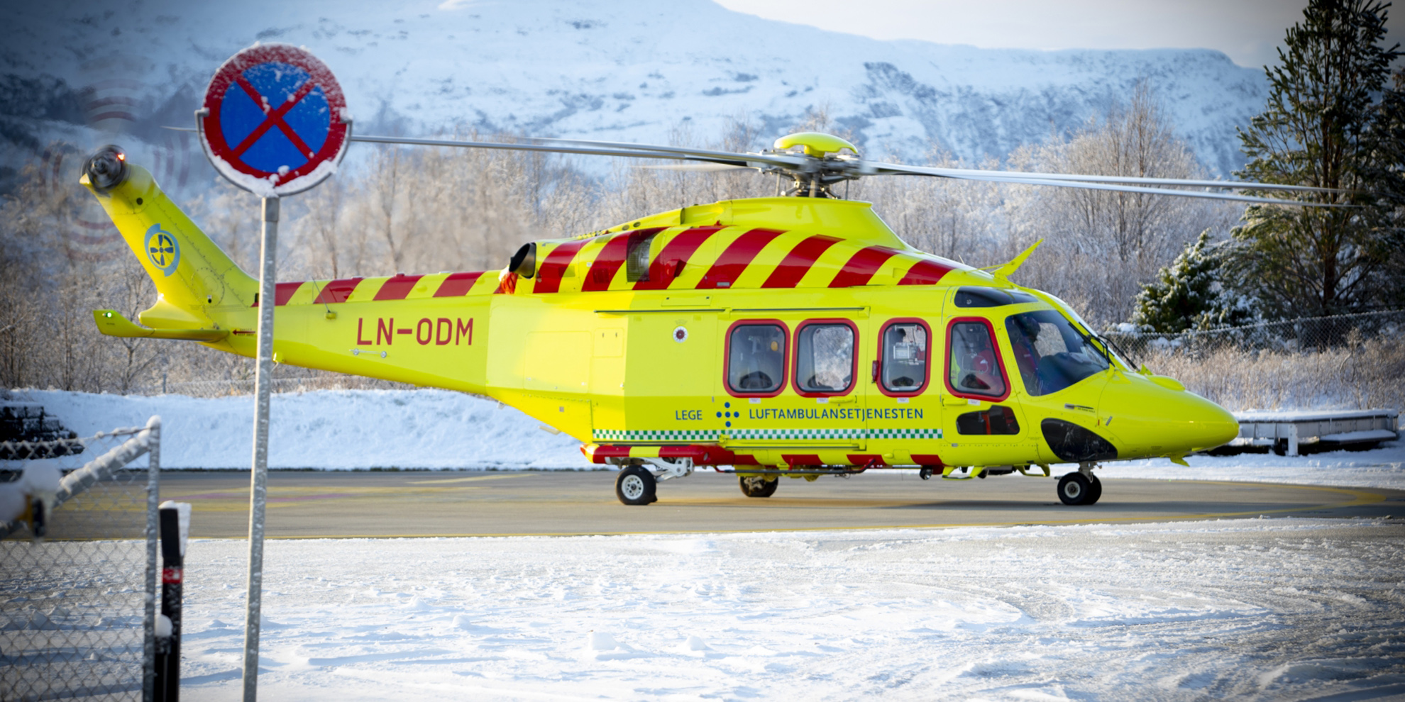 Ambulansehelikopter på bakken